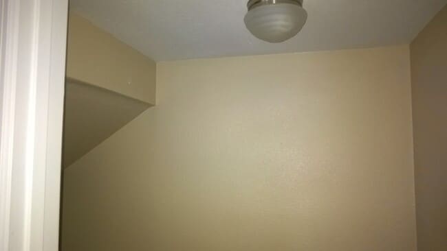 Building Photo - Spacious 3 Bed, 2.5 Bath Townhome with 2-C...