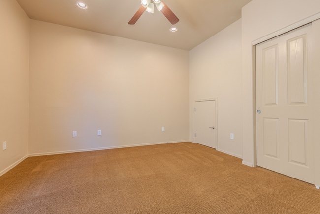 Building Photo - Beautiful home, close to Walmart, Sprouts ...