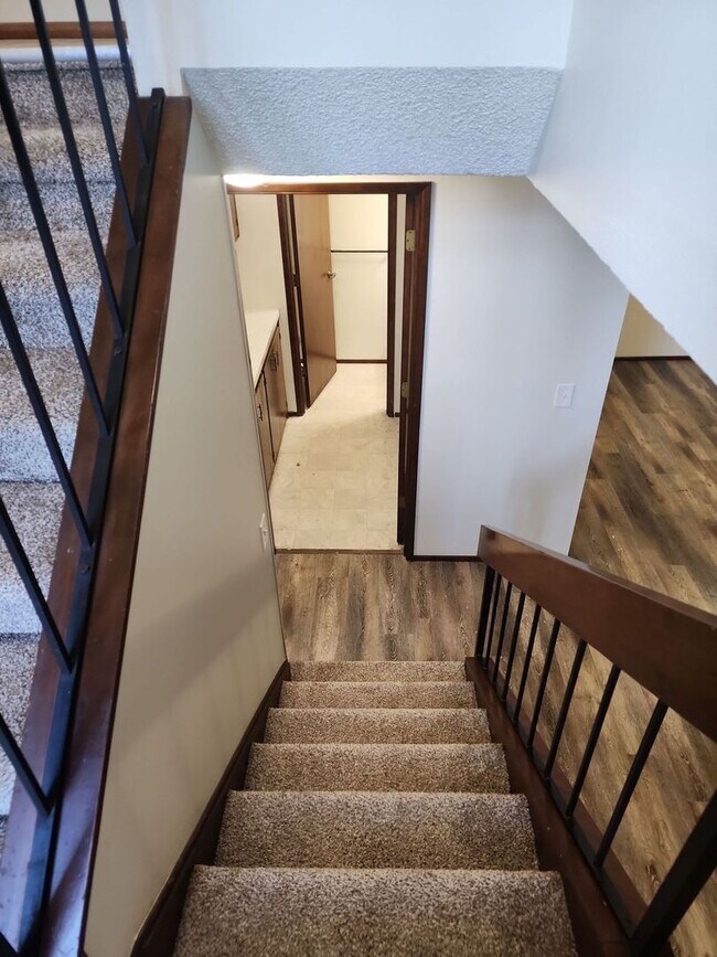 Building Photo - Beautiful Large home in private and quiet community