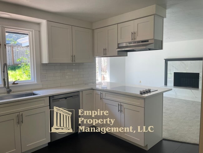 Building Photo - 2022 Floral Hill Dr