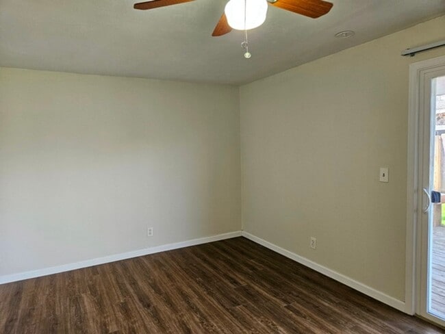 Building Photo - 3Bd/2Ba Single Story Home-Available to View!