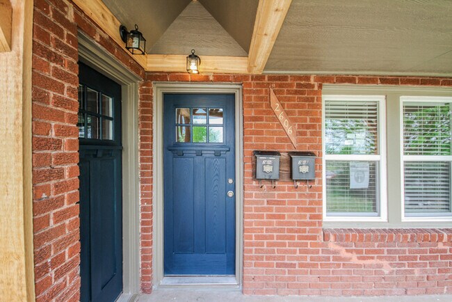 Building Photo - Charming Duplex 1/1 Duplex With Storage!