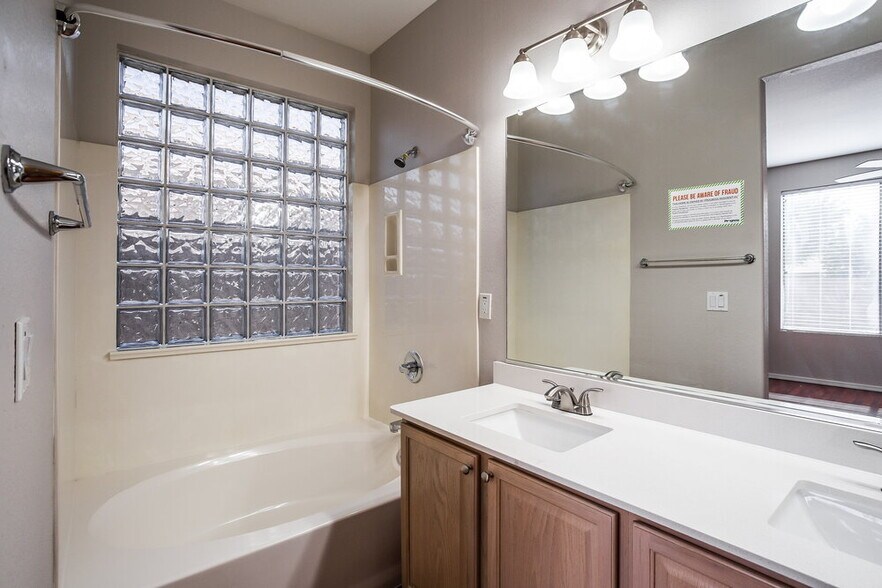Building Photo - 6601 W Lawrence Ln
