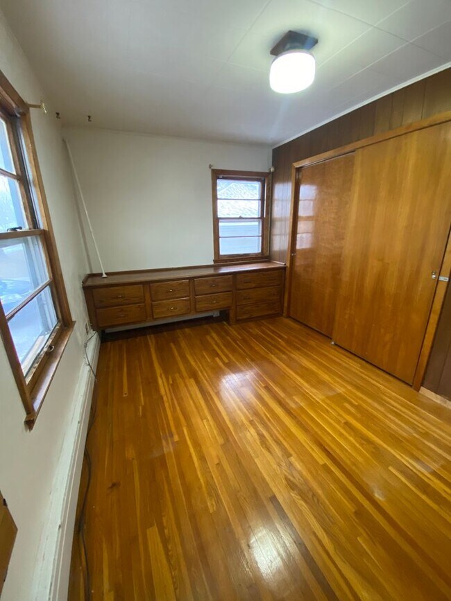 Building Photo - Cozy Home with Double Stall Garage