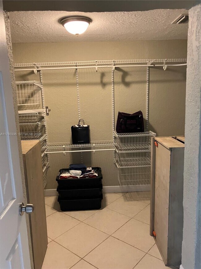 Building Photo - 5495 SW 68th Ave