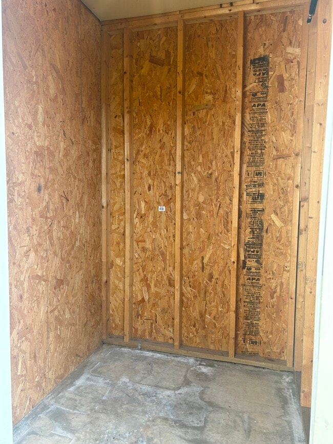 Building Photo - 1525 VINTAGE HILL APTS