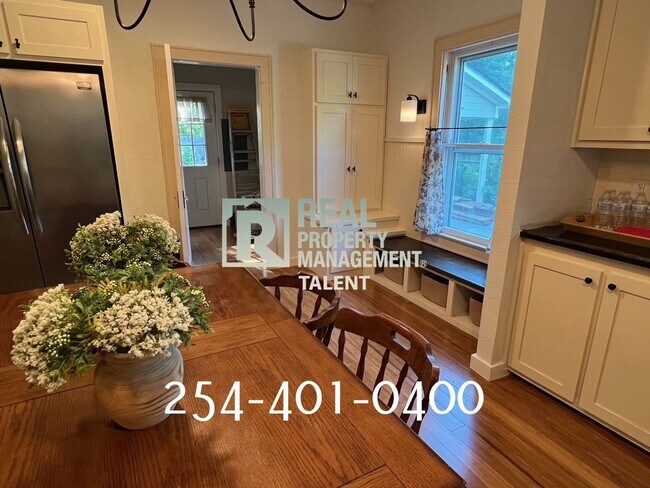 Building Photo - COMING SOON!!  This charming bungalow-styl...