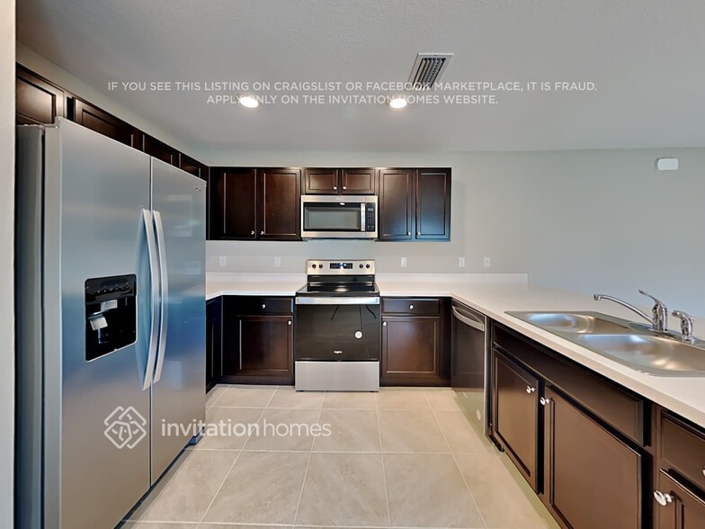 Building Photo - 242 SW Oakridge Dr
