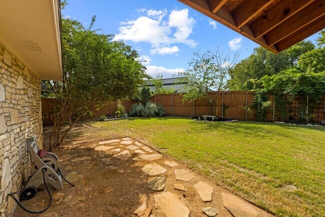 Building Photo - 10305 Caracara Dr