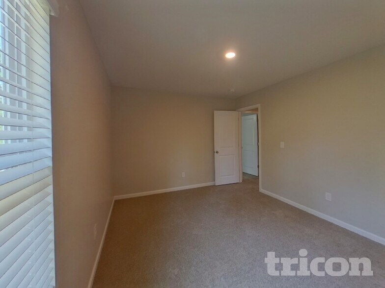 Building Photo - 260 Millen Dr