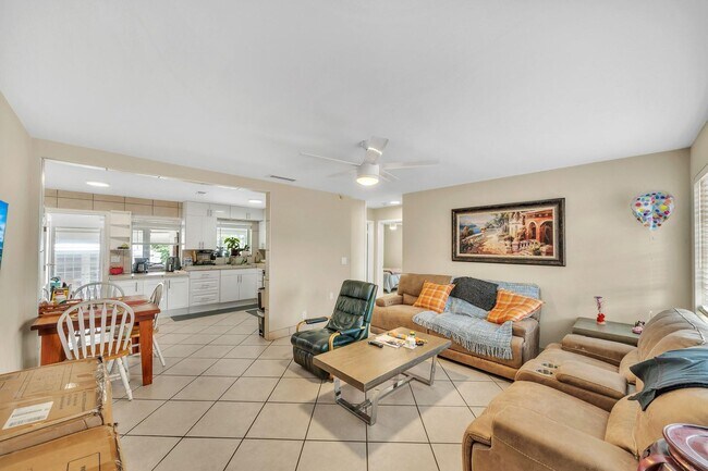 Building Photo - 726 N A St