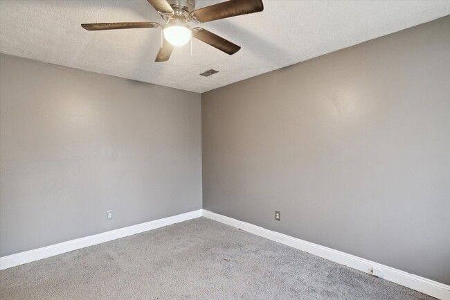 Building Photo - $1,250 - 3 bedroom 1 bath