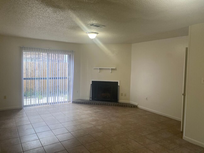 Building Photo - 2 bedroom 2 bath town home in a gated comm...