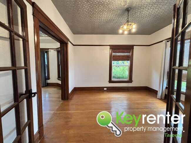Building Photo - Unique 3-Bedroom Tacoma Home with Fenced Y...