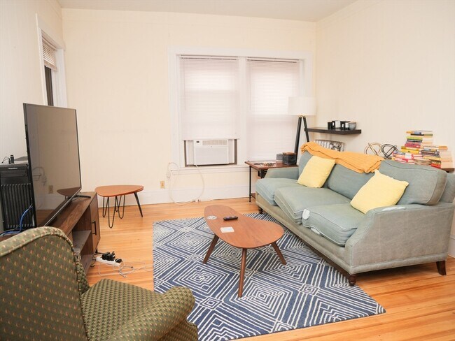 Primary Photo - 1382 Beacon St