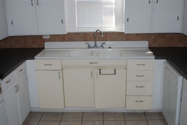 Building Photo - *Pre-Leasing* | Quaint Cottage Close to Ev...