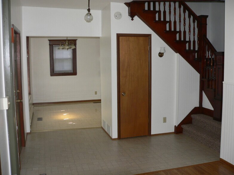 Foyer - 204 W Cedar St