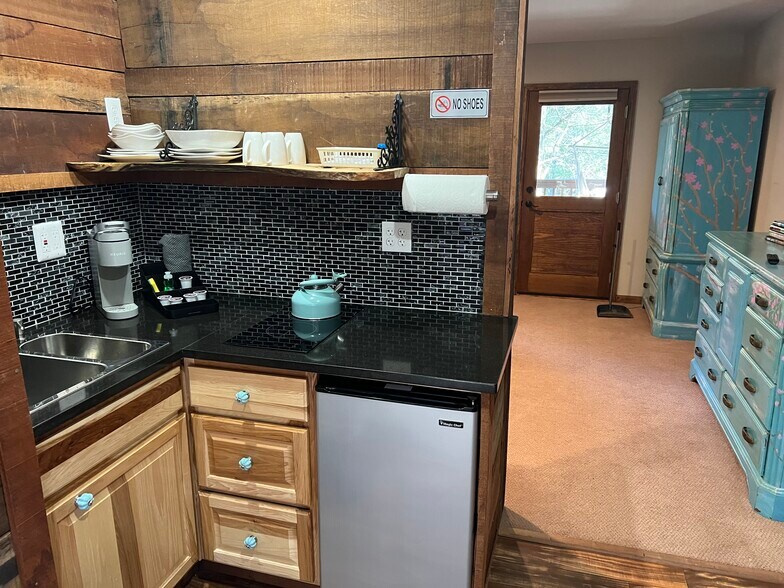 Full kitchen guest bathroom - 7022 Aska Rd