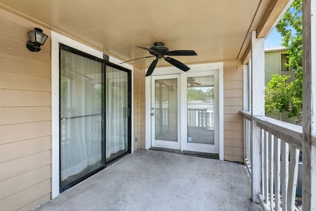 Building Photo - FABULOUS walkable/bikeable 3BR with parkin...