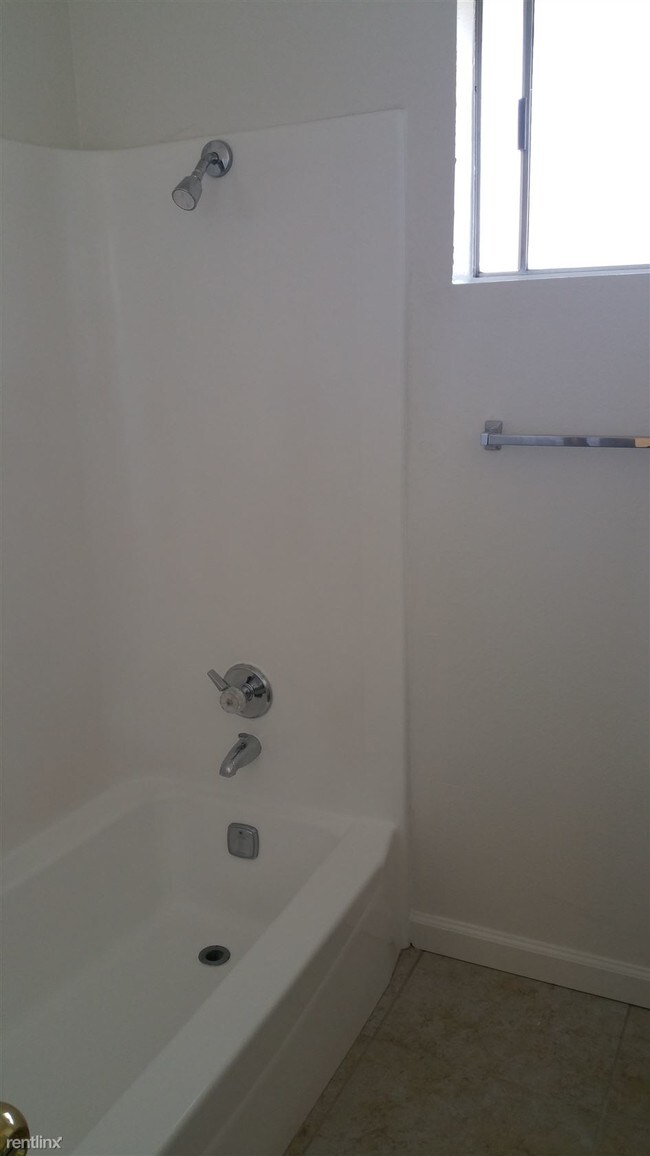 Building Photo - 2 br, 1.5 bath Townhome - 6412 Stockdale Hwy