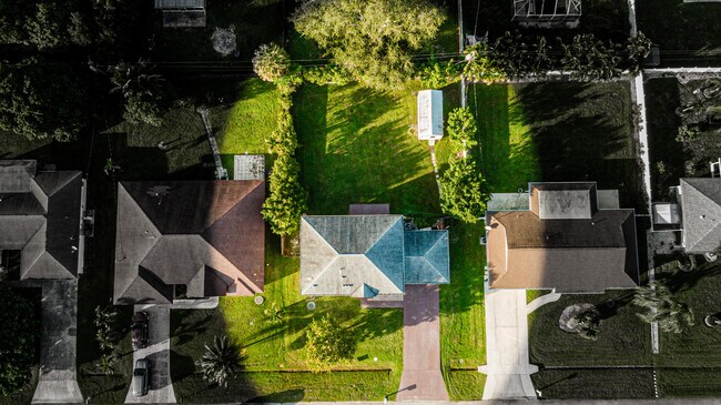 Building Photo - 167 SW Grove Ave