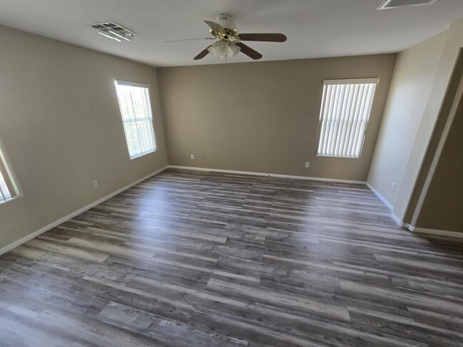 Building Photo - Great open floorplan with 3 bedrooms + Loft