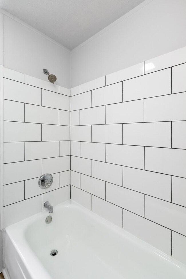Building Photo - 2 Bed Home with Large Yard & Covered Porch – $1,295/mo