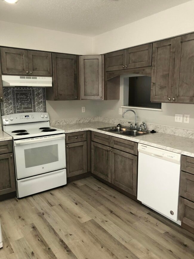 Building Photo - 806 Meadow Ln