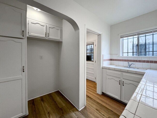Building Photo - 1 Bedroom in LA - $1,750.00