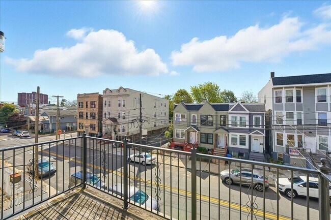 Building Photo - 624 Bramhall Ave