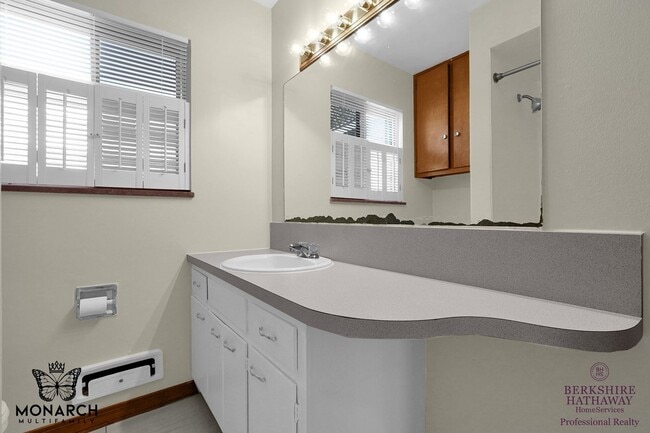 Building Photo - 3 Bedroom Home For Rent