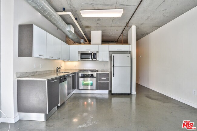 Building Photo - 645 W 9th St