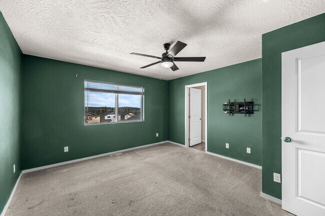 Building Photo - Beautiful 2022 Built Home With Views!