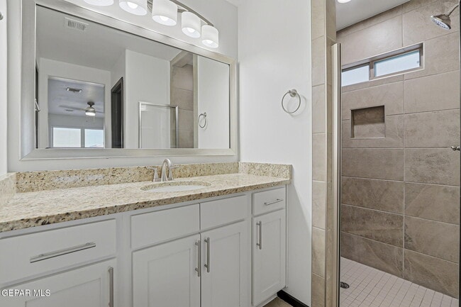 Building Photo - 13817 Summer View Ave