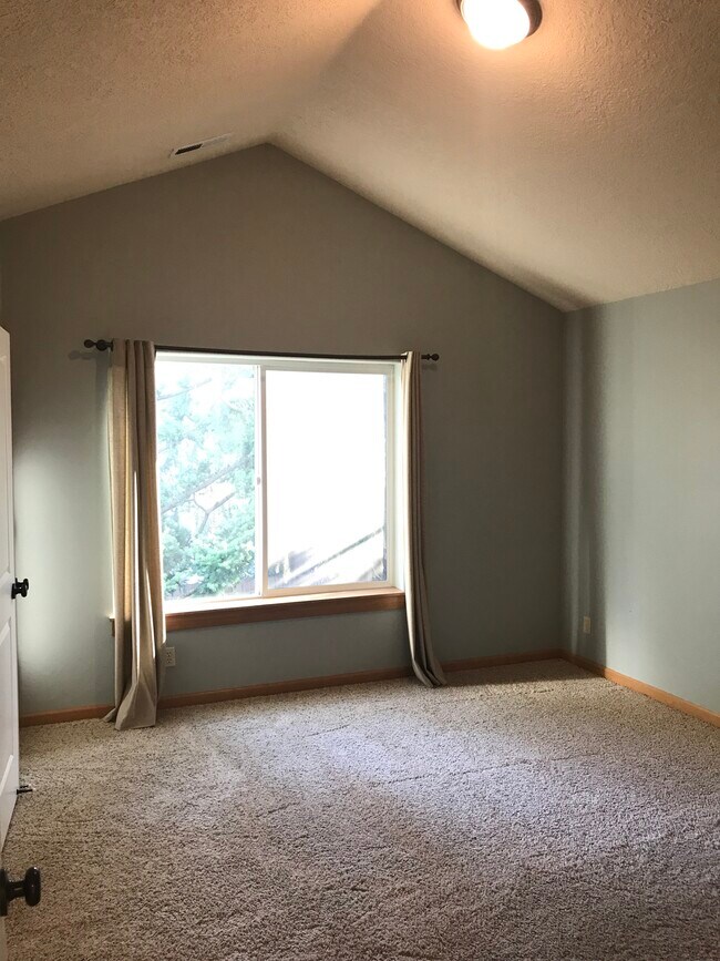 Building Photo - 3832 NE Roselawn St