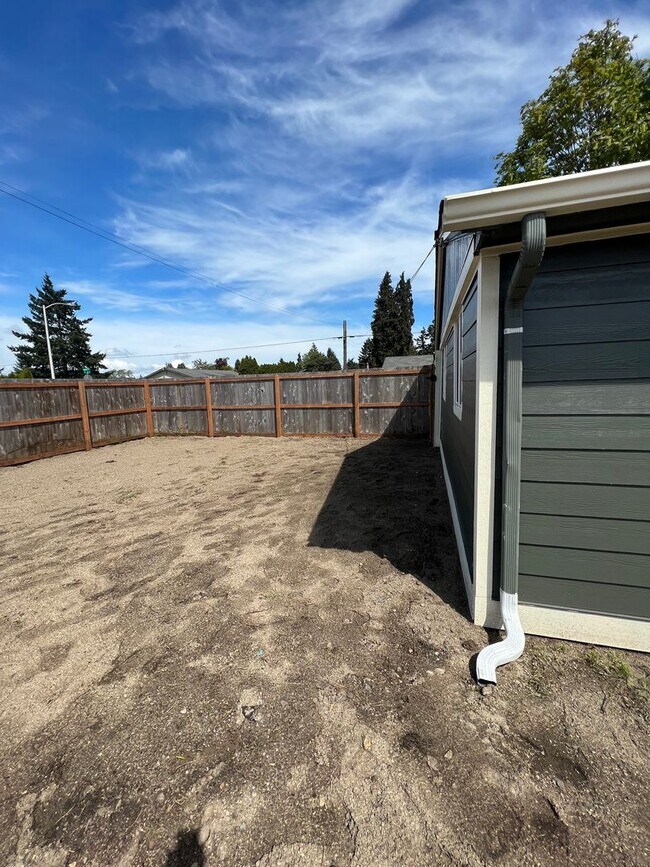 Building Photo - Parkland Duplex