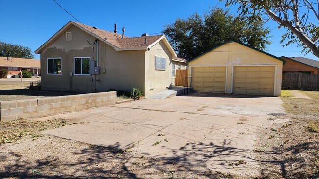 Building Photo - 800 S Elgin Ave