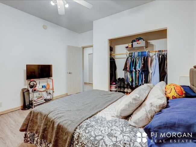 Building Photo - Great downtown location!