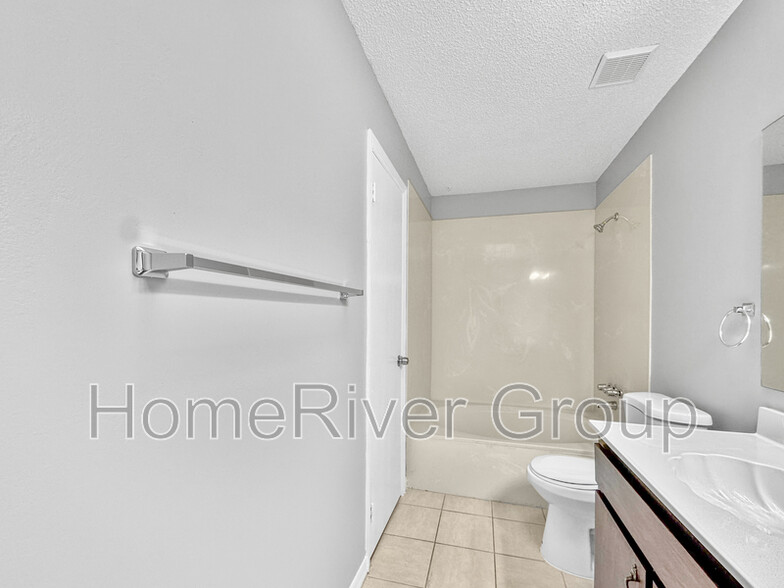 Building Photo - 2421 Silver Palm Dr