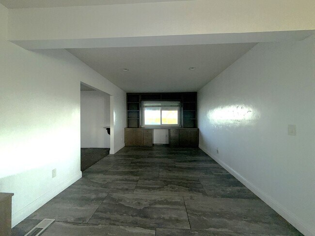 Building Photo - 4-bedroom, 2-bathroom home located in the vibrant city of Visalia, CA.