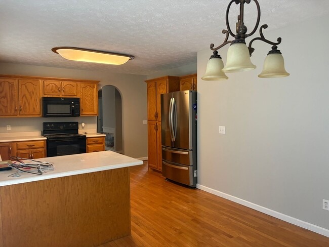 Building Photo - 4 bedroom 2 bath