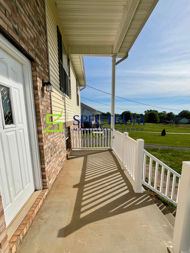 Building Photo - Now accepting applications - Large 4 bedroom 2 bath single family home Dandridge, TN