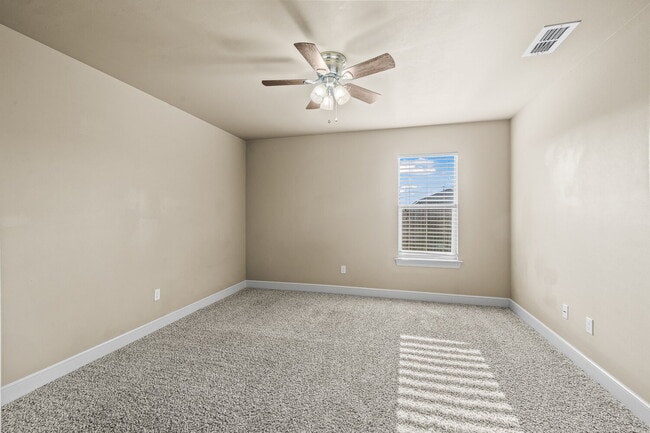 Building Photo - Spacious 3-Bedroom Duplex with 2 Full Bath...