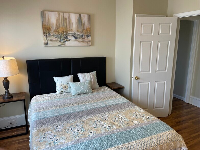 Building Photo - 600 Roxborough Ave