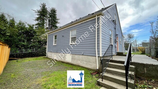 Building Photo - Cute 3 bedroom 2 bath home in Tacoma!
