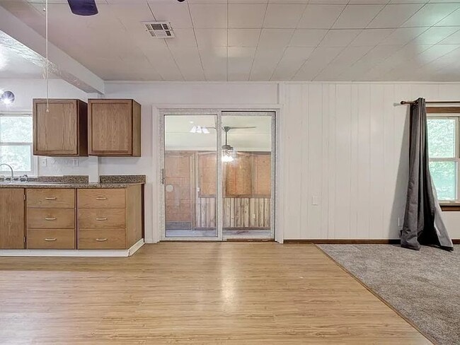 Building Photo - 4001 Meadowview Dr