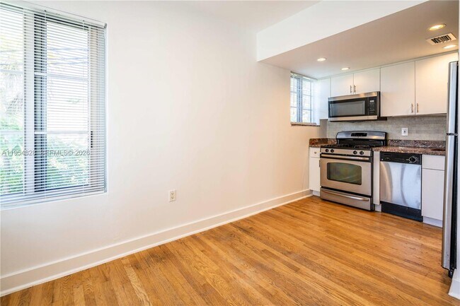 Building Photo - 2425 Flamingo Pl