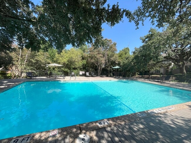 Building Photo - Big 3/2 Townhome Close to Downtown