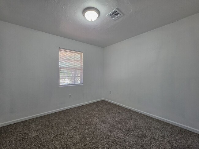 Building Photo - Charming 3-Bed, 2.5-Bath Home in Bethany w...