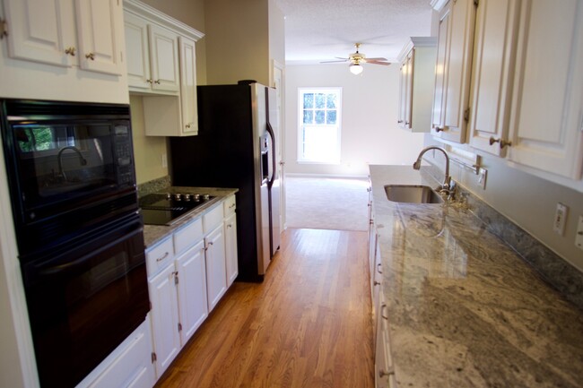 Building Photo - Dunwoody Living at Its Best – Spacious 4BR...